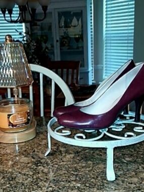 Franco Sarto Women’s Classic Burgundy Pumps Size 6M In certain Light Looks Brown